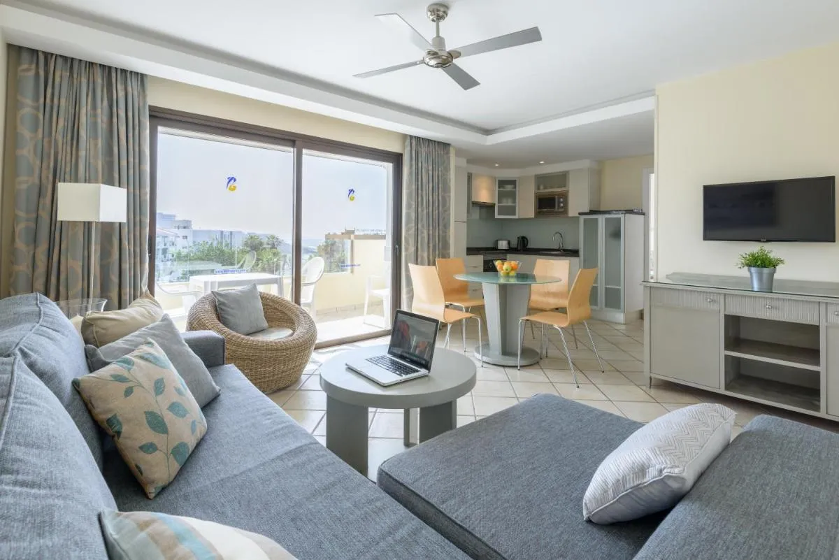 Image 5 of Pearly Grey Ocean Club Apartments & Suites