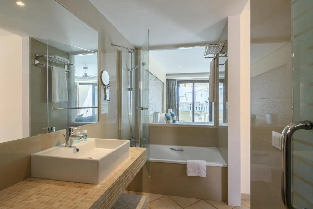 Image 2 of Pearly Grey Ocean Club Apartments & Suites