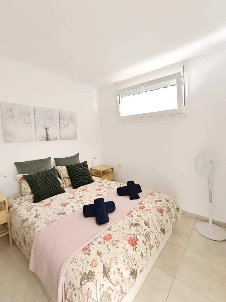 Image 3 of ROSA DE MAR 1 – parking, pool, beachfront, tv channels