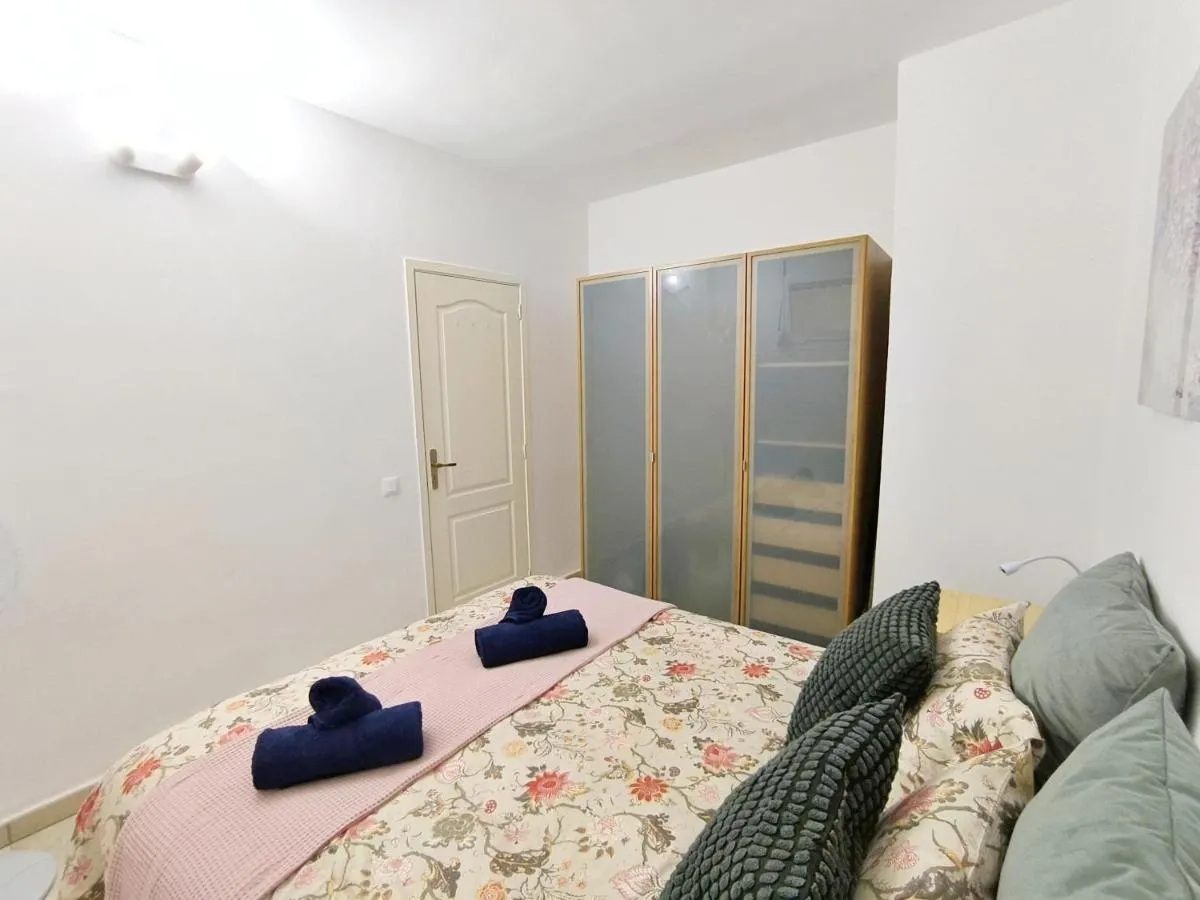 Image 2 of ROSA DE MAR 1 – parking, pool, beachfront, tv channels