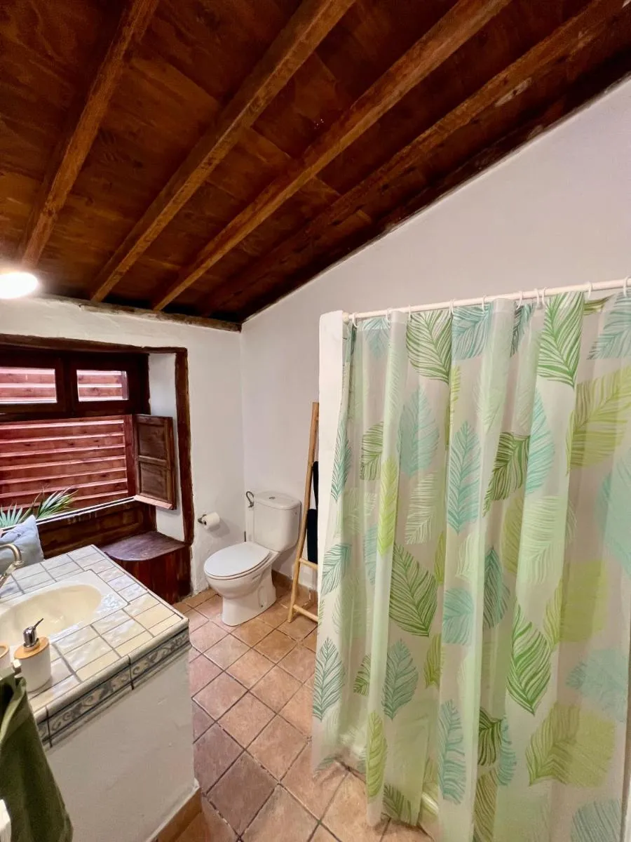 Image 4 of Red House