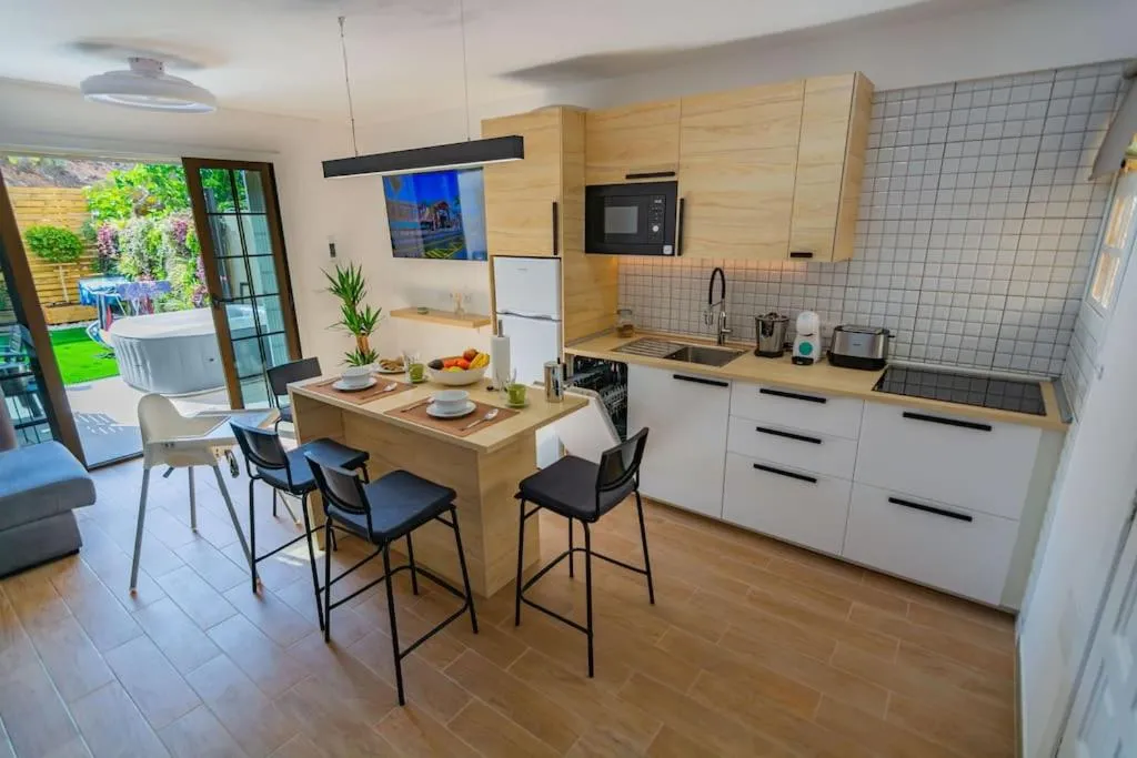 Image 2 of Relaxing Garden Los Cristianos con Jacuzzi y Barbacoa