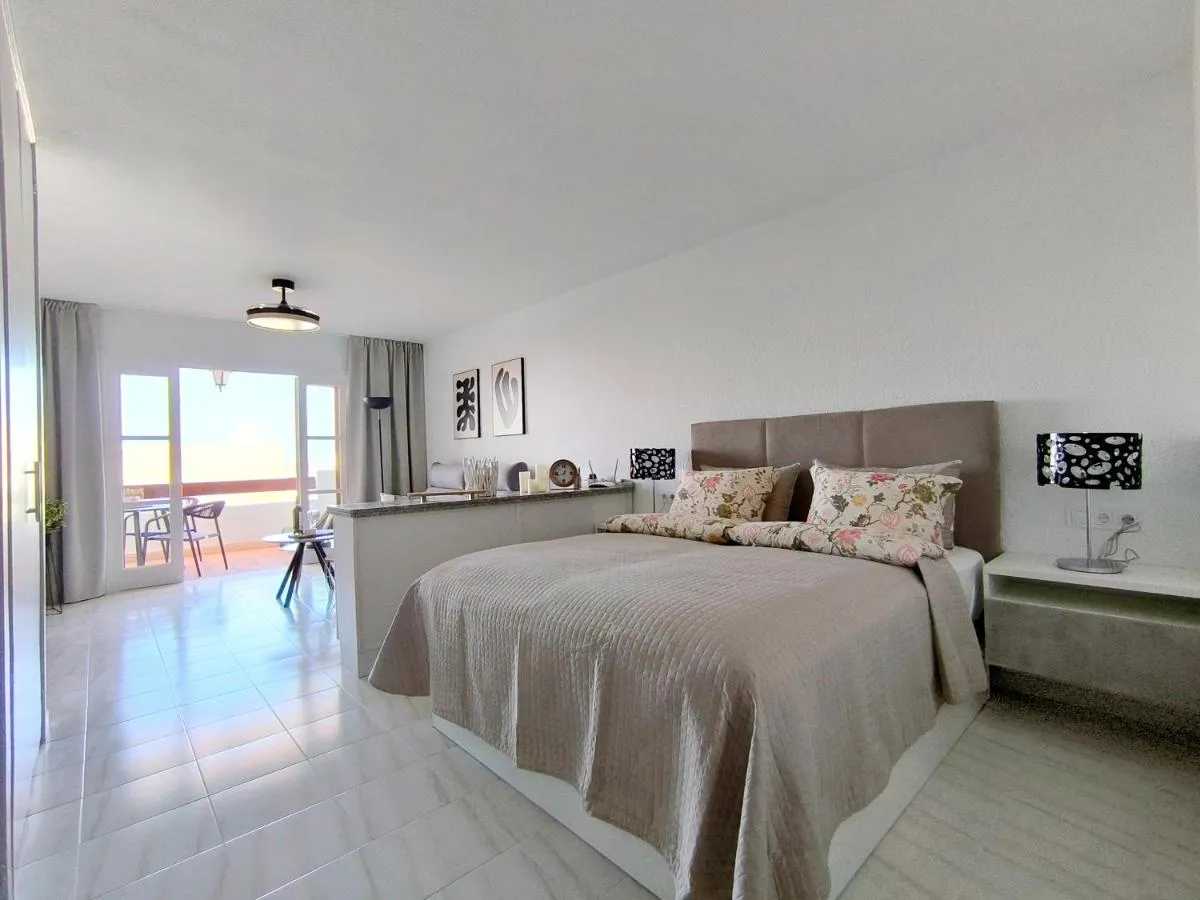 Image 4 of SUNLIT ISLE – heated pool, fibre net, Los Cristianos