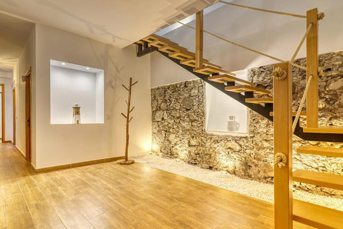 Image 4 of Spacious Home with Tropical Garden, BBQ, Near Seaside