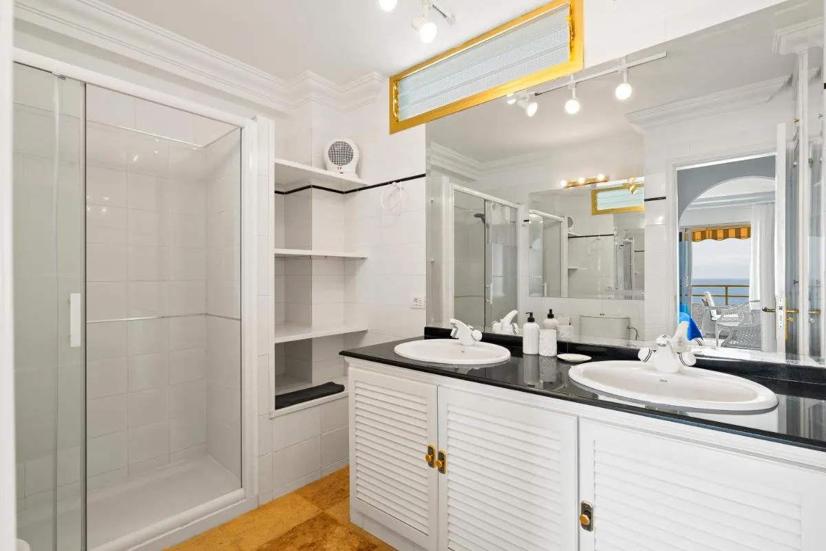 Image 2 of Spacious apart with large terrace,5 min beach