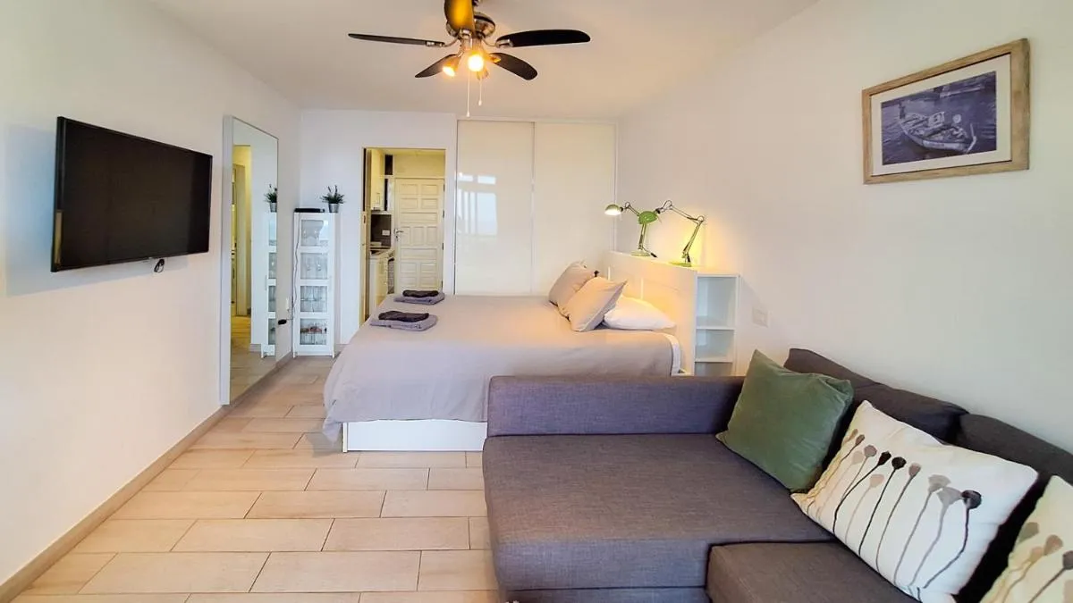 Image 4 of Studio with balcony and sea view