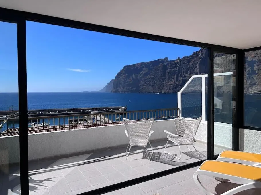 Image of Stunning cliffs and ocean view in Los Gigantes