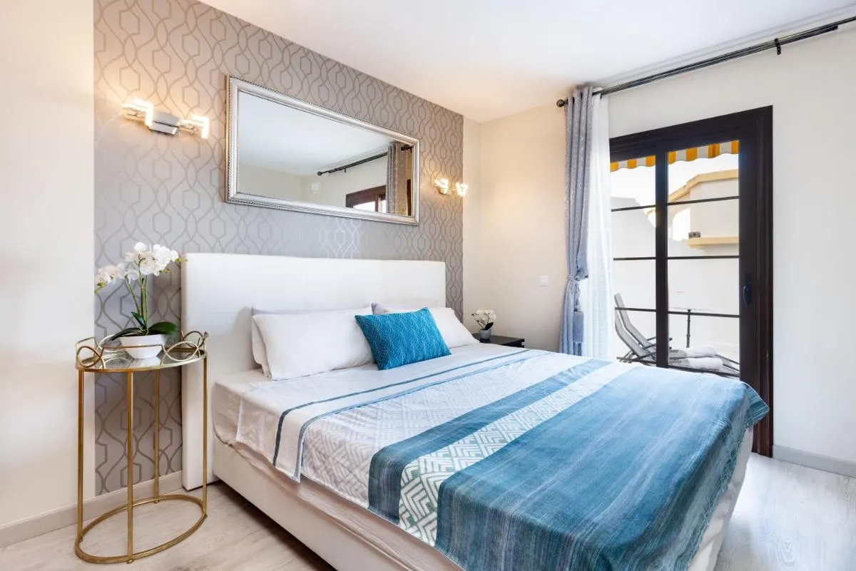 Image 1 of Stylish design with ocean, pool view, King size bed, Wifi, Smart Tv, free parking 2 pools access