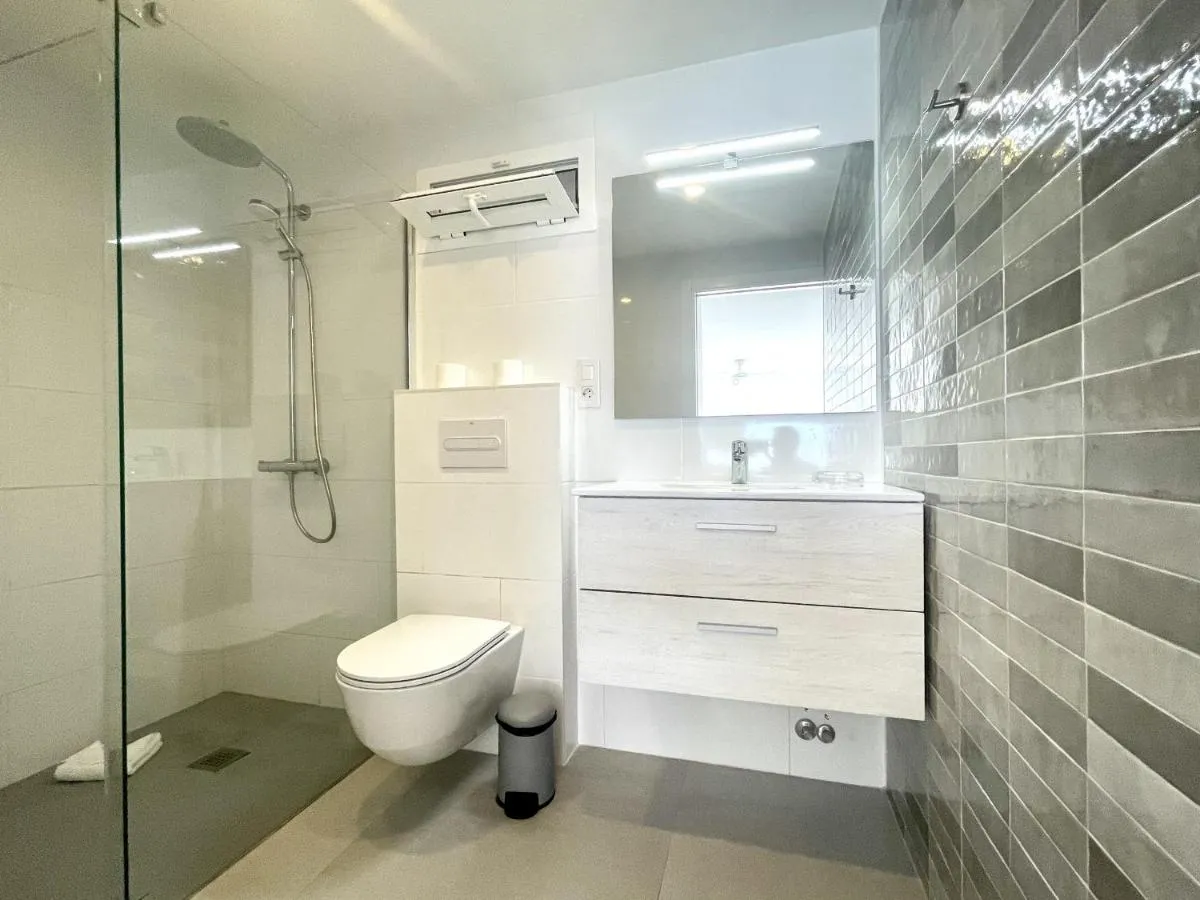 Image 6 of The unique on the sea