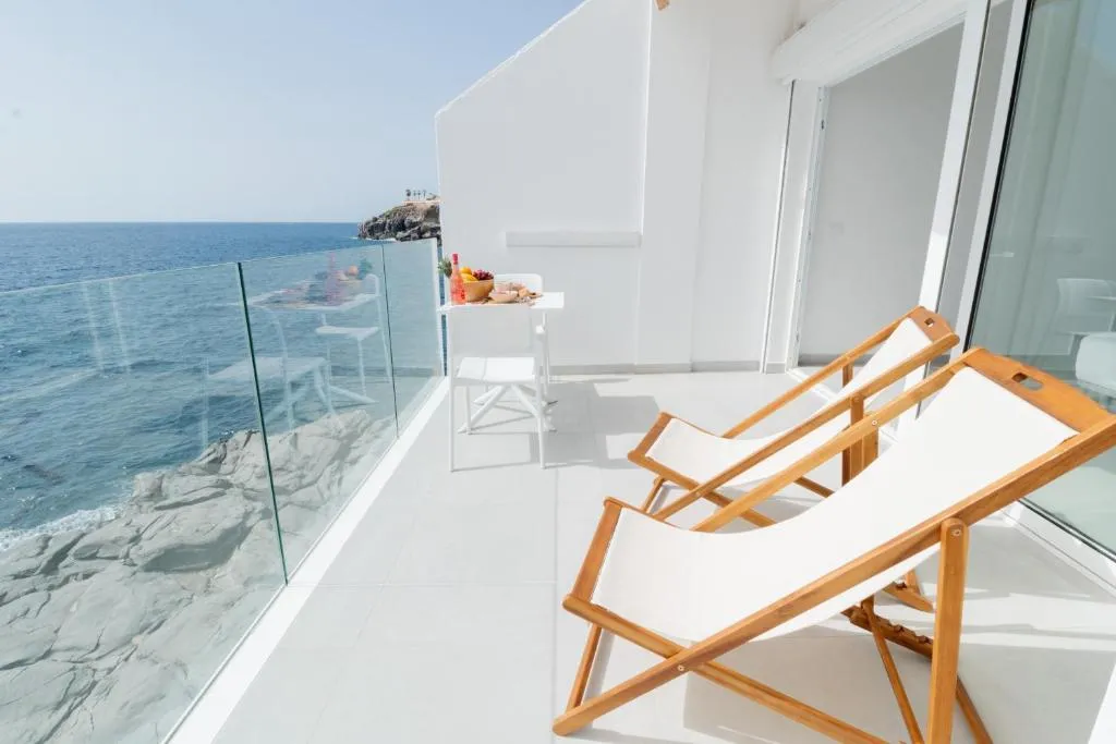 Image of The unique on the sea