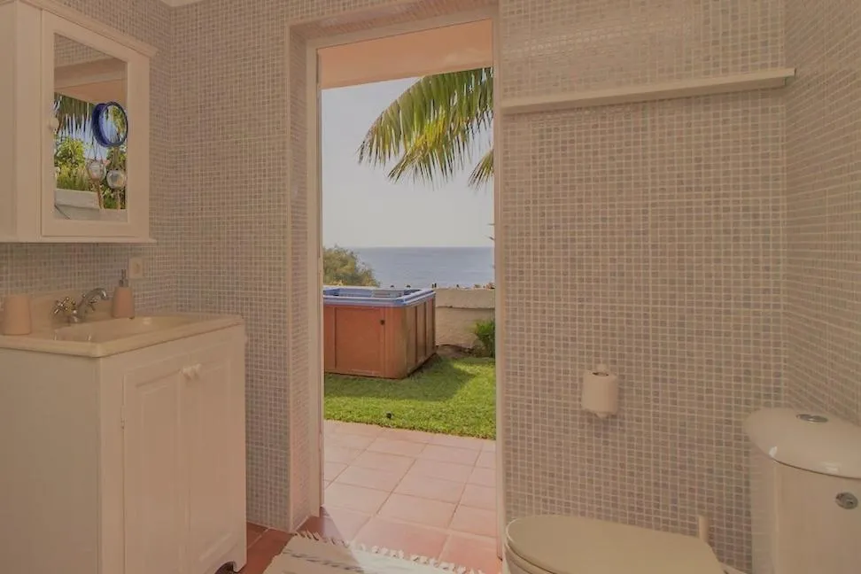 Image 2 of Villa in protected space in front of the sea