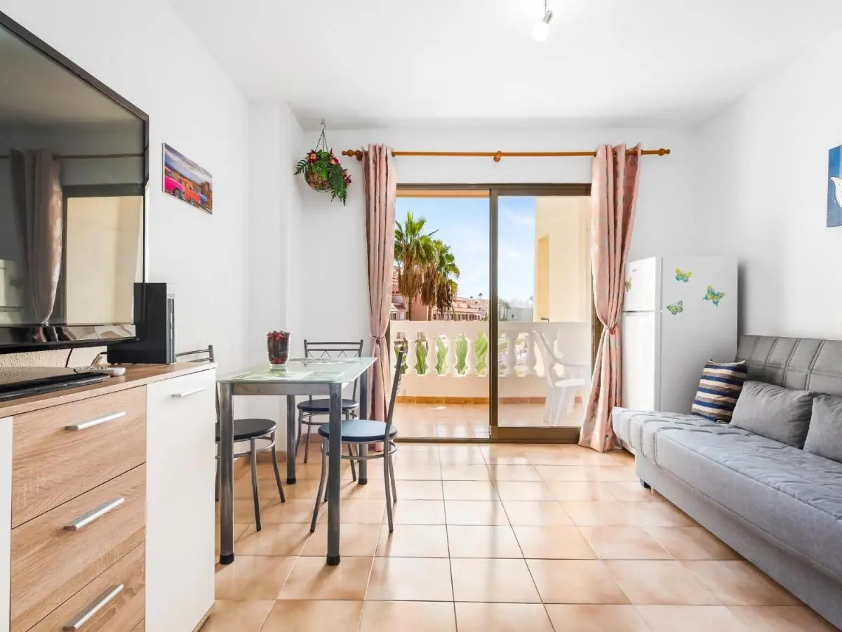 Image 4 of 651 Bright establishment, heated pool and Wi Fi