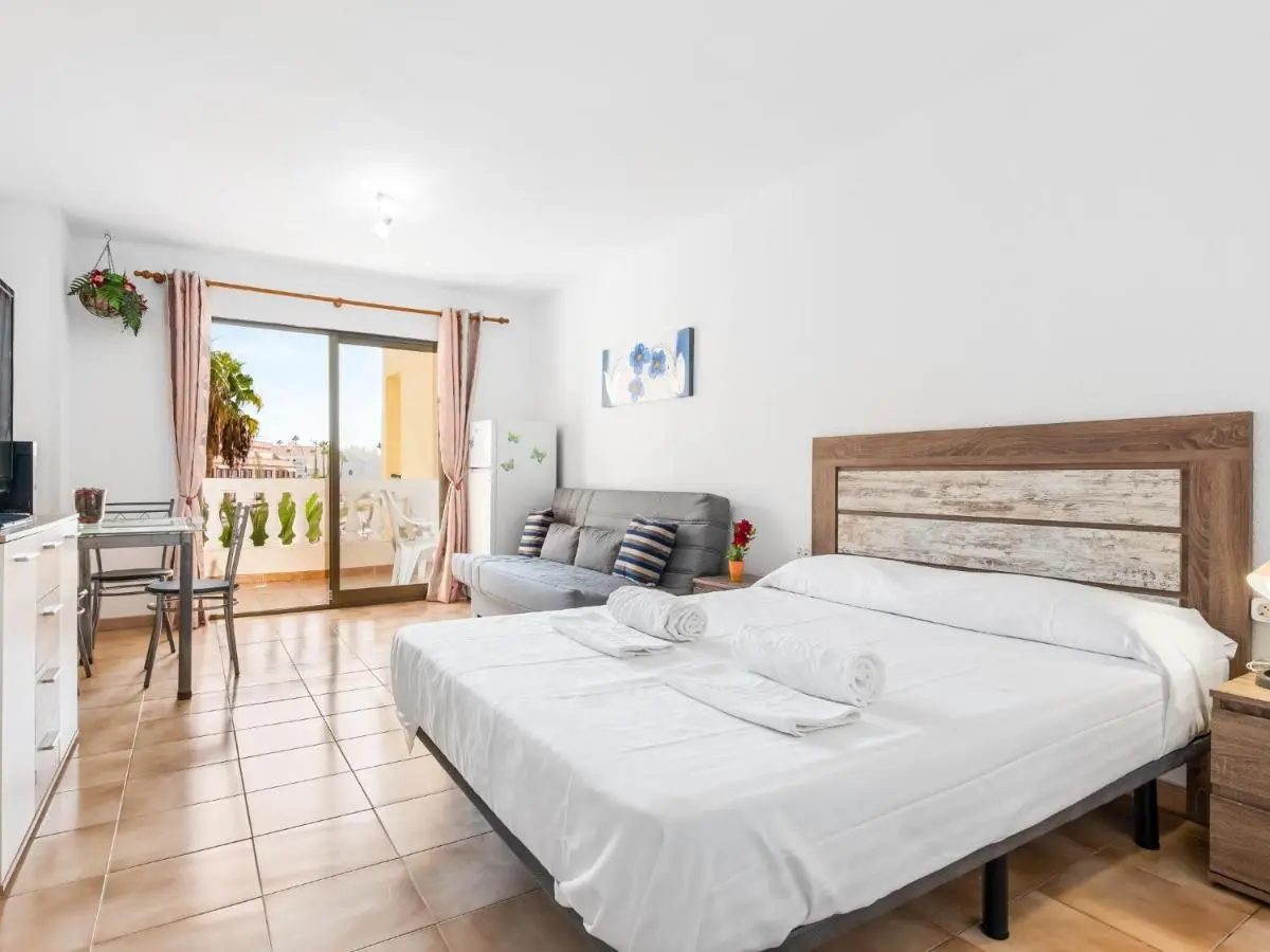 Image 1 of 651 Bright establishment, heated pool and Wi Fi