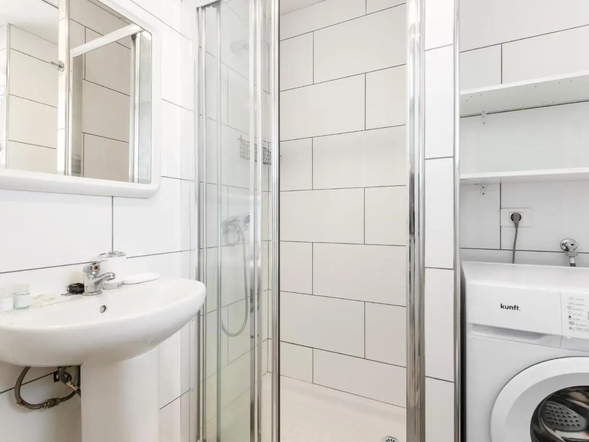 Image 2 of 651 Bright establishment, heated pool and Wi Fi