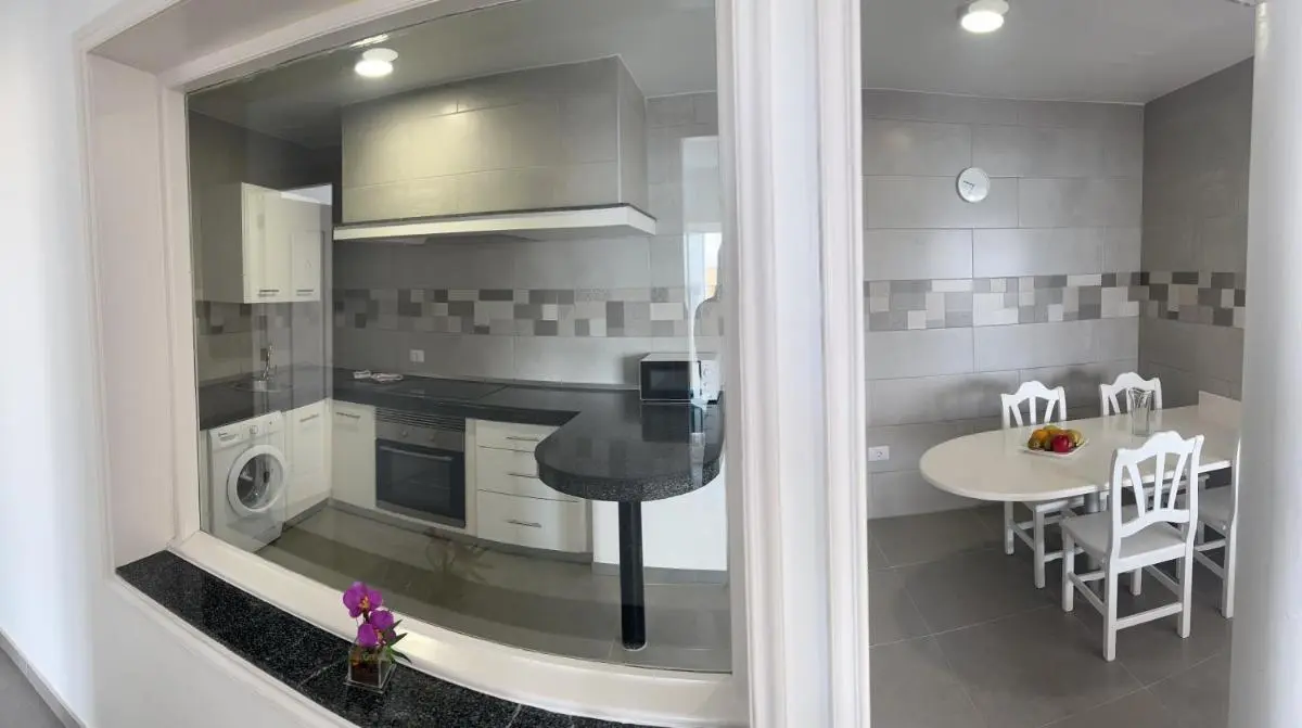 Image 2 of Edificio Playa Chica