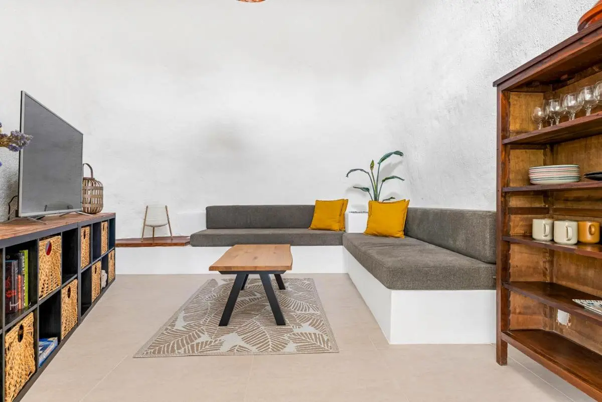 Image 4 of Private house with pool & garden