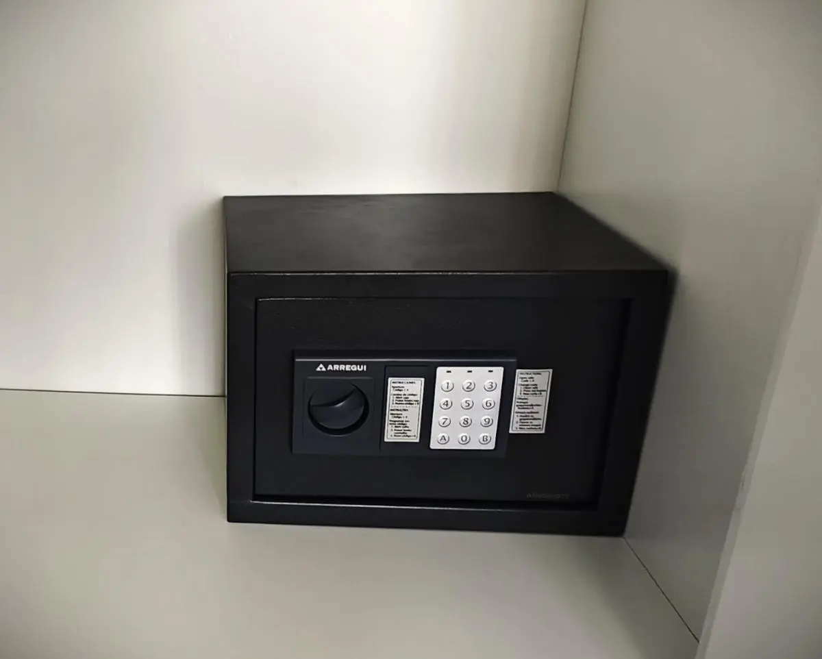 Image 5 of SUN APARTMENT – 3 bedrooms, priv parking, pool, AC, tv channels, fibre net