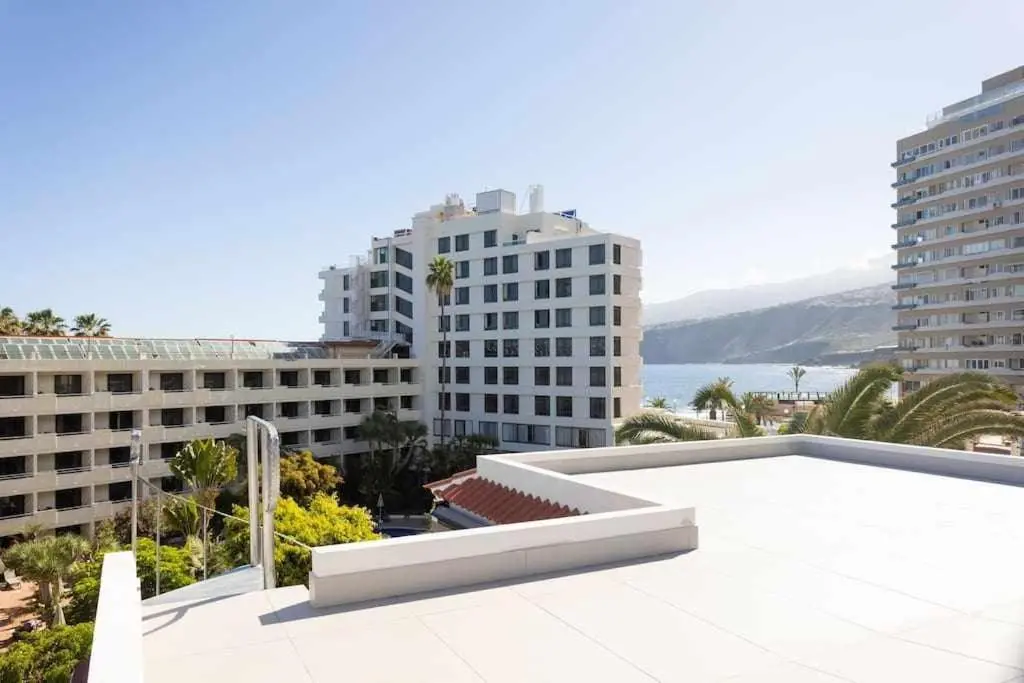 Image of Sunny Island Lago Martianez 5