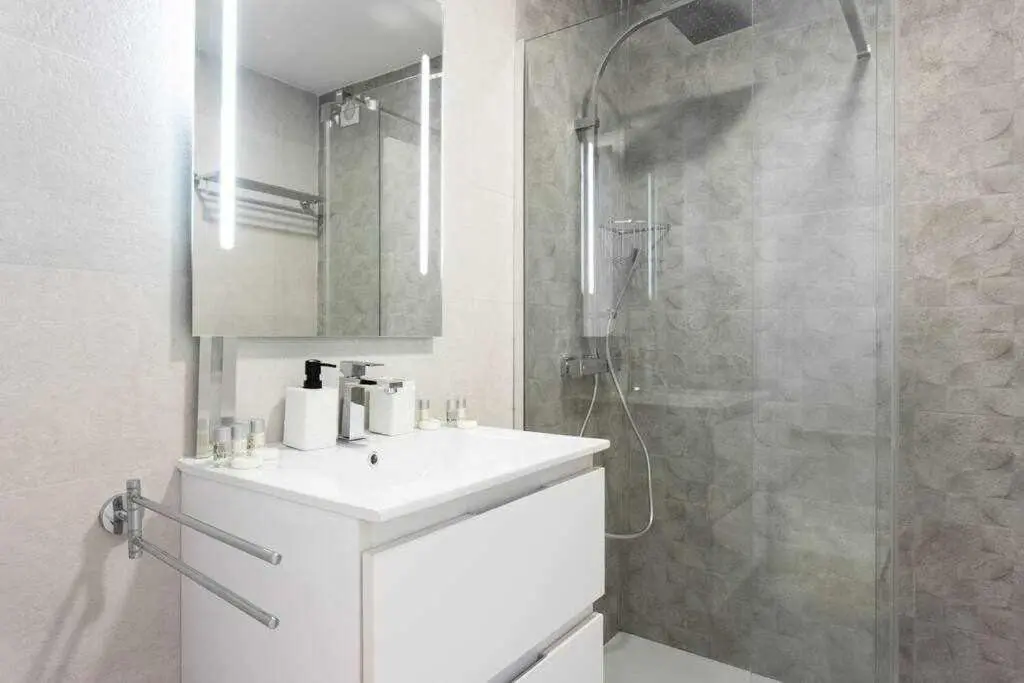 Image 2 of Sunny Island Martianez Valois