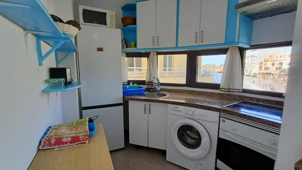 Image 2 of alquilaencanarias El Medano beach 1