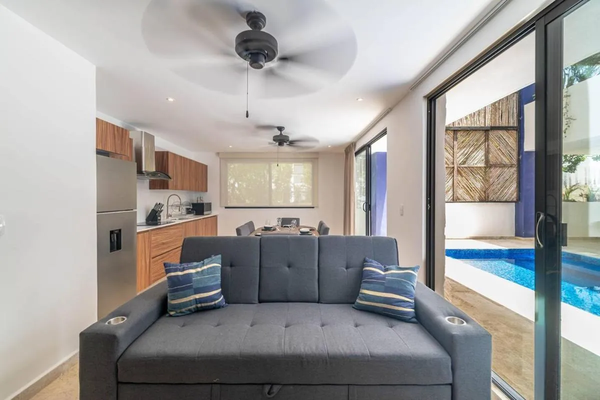 Image 3 of 2 BD with Swim Up Pool, Gym