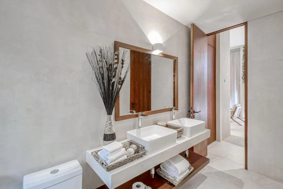 Image 2 of Amelia 104