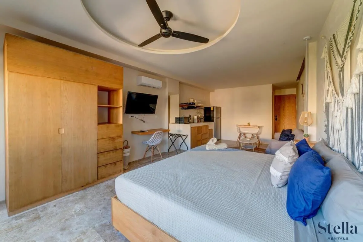 Image 6 of Chic Vibe, Balcony, Building Roof Pool and Gym