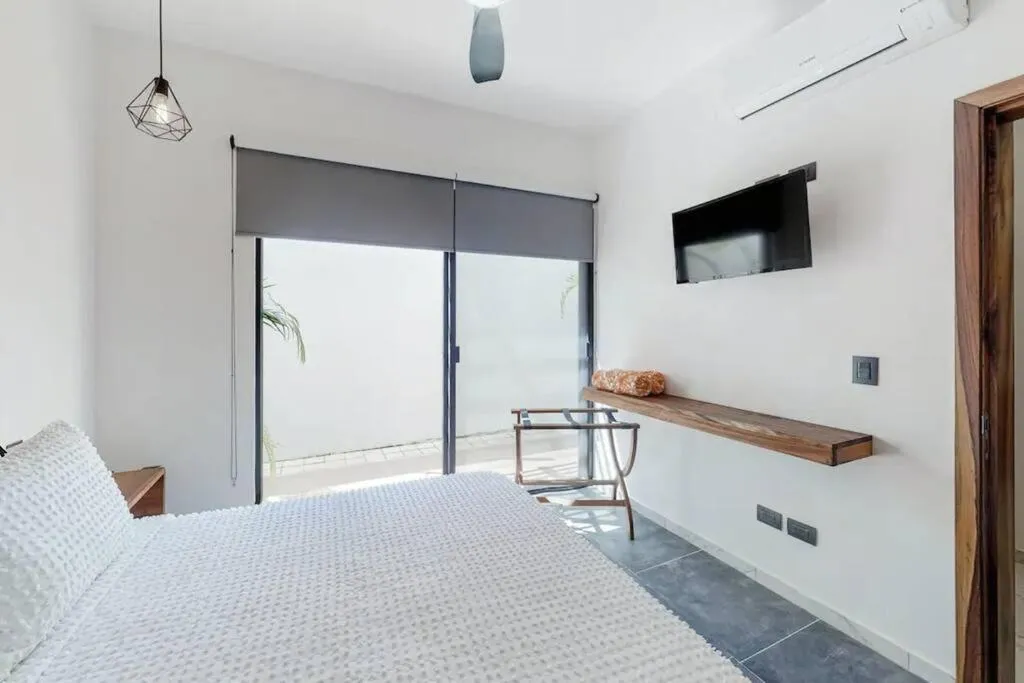 Image 5 of Contemporary poolside Condo, Wi-Fi – Paraiso Kaanal 101