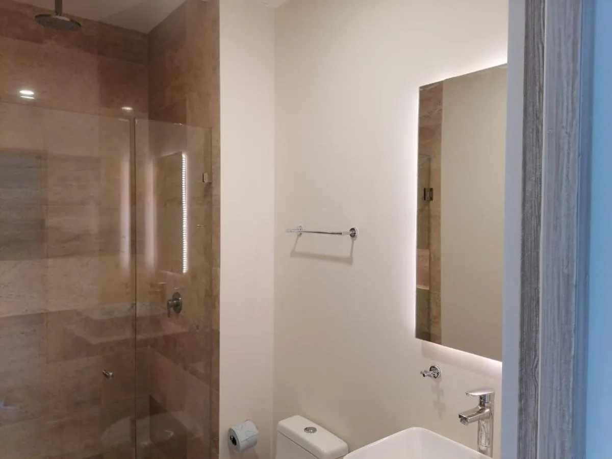 Image 2 of Elle 2111