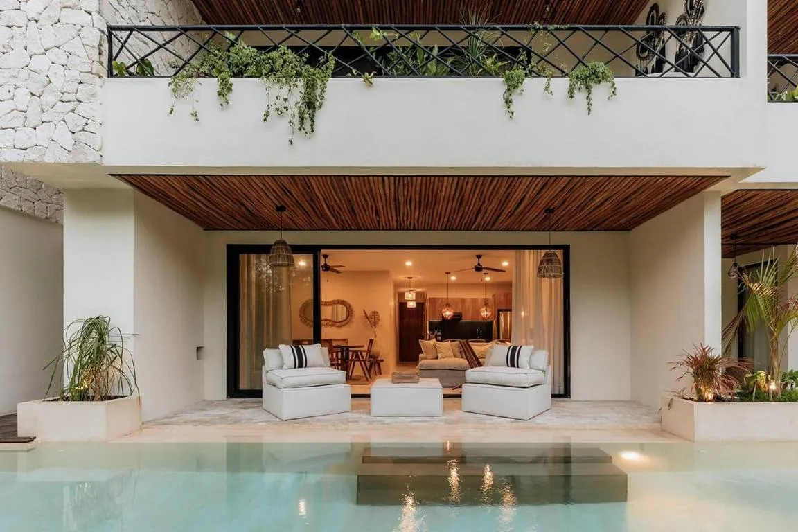 Image of Itza Jungle Queen Swim Up with Beach Club Access