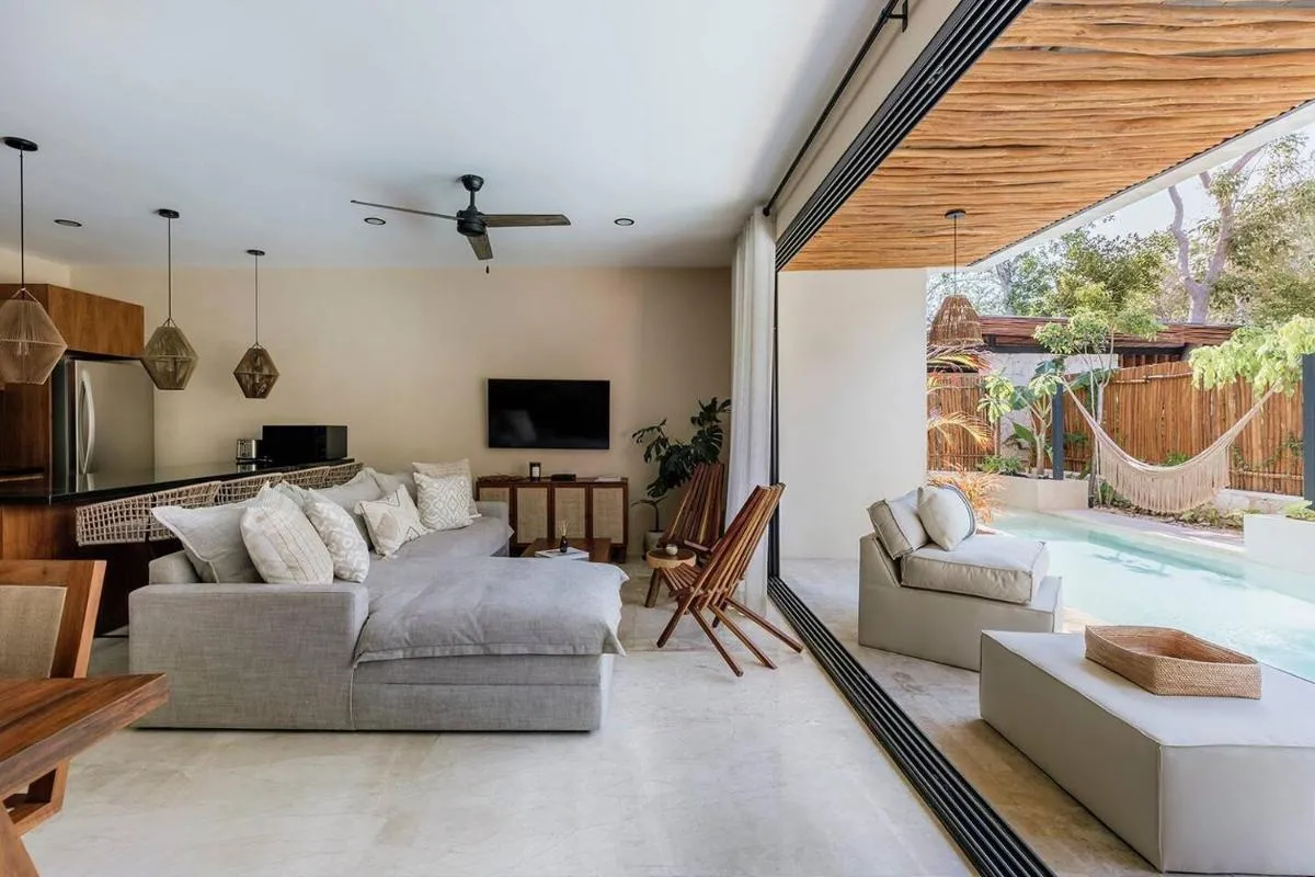 Image 5 of Itza Jungle Queen Swim Up with Beach Club Access