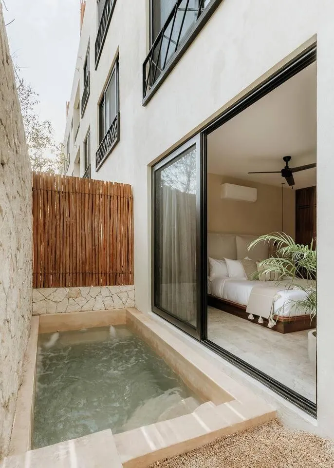 Image 3 of Itza Jungle Queen Swim Up with Beach Club Access