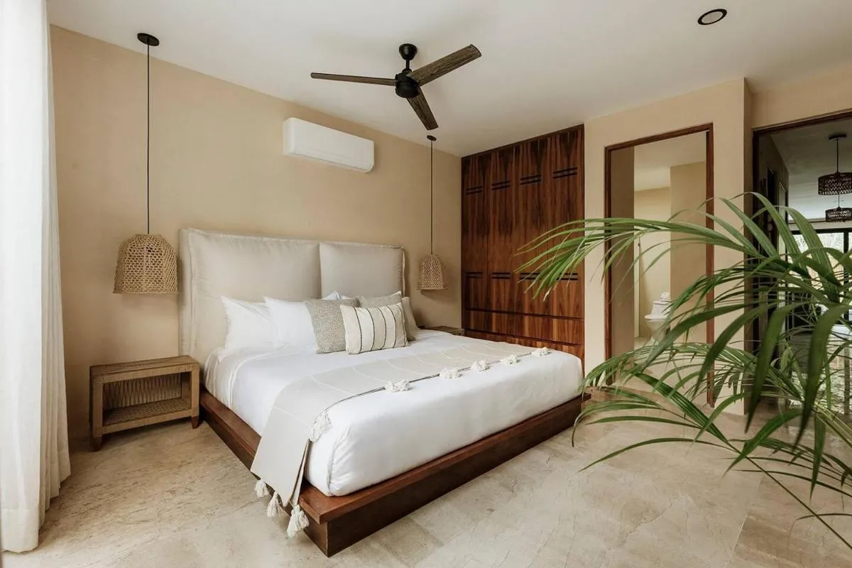 Image 1 of Itza Jungle Queen Swim Up with Beach Club Access