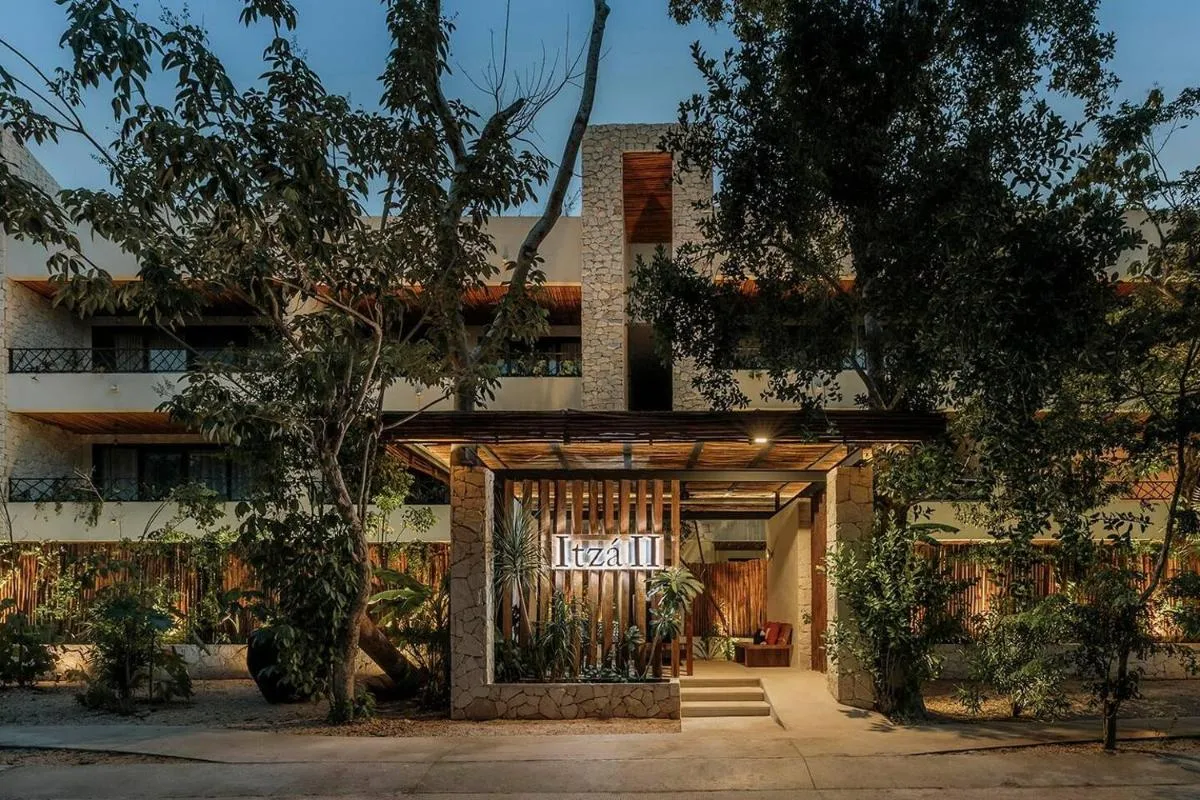 Image 6 of Itza Jungle Queen Swim Up with Beach Club Access