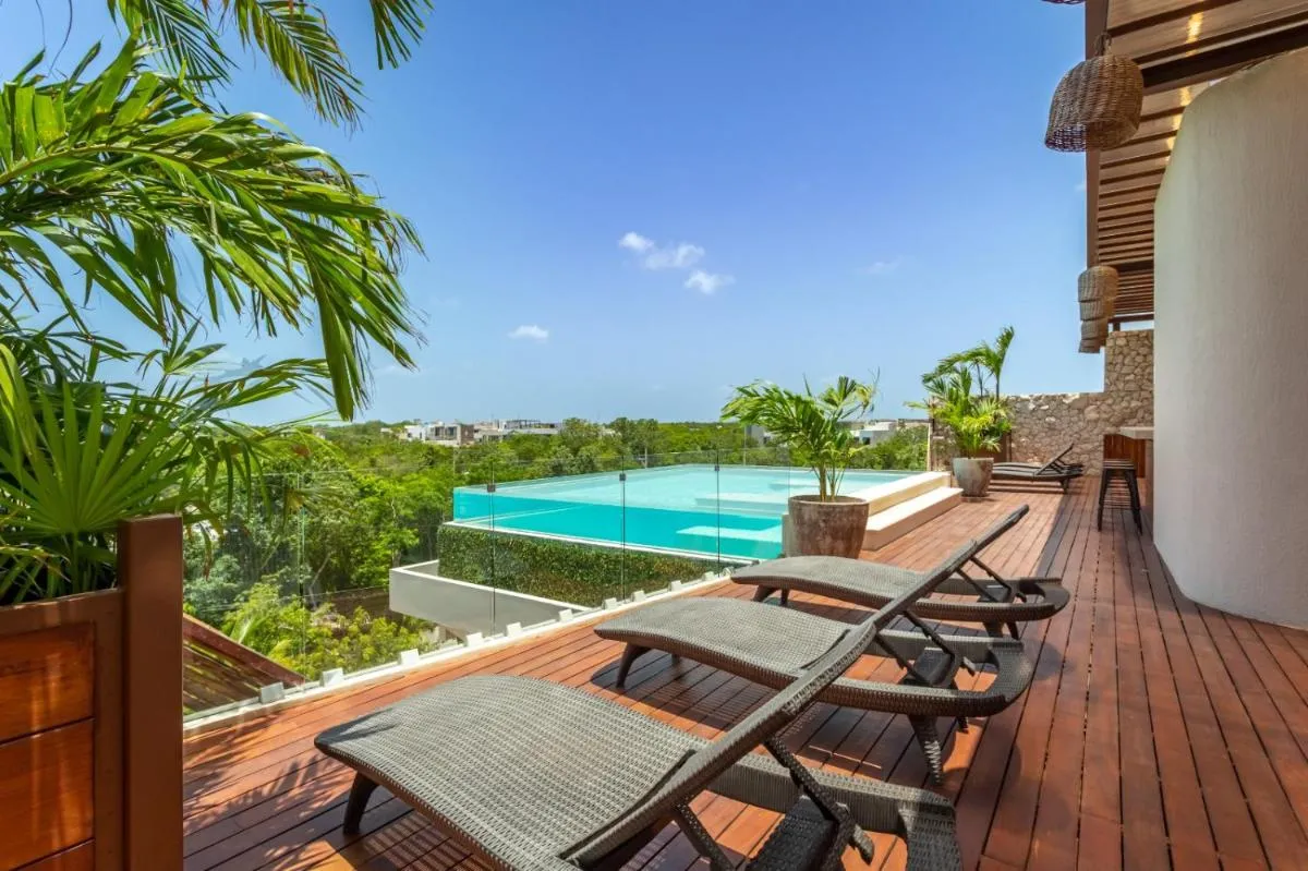 Image 3 of Jungle Sky Jacuzzi Condo Beach Club Access