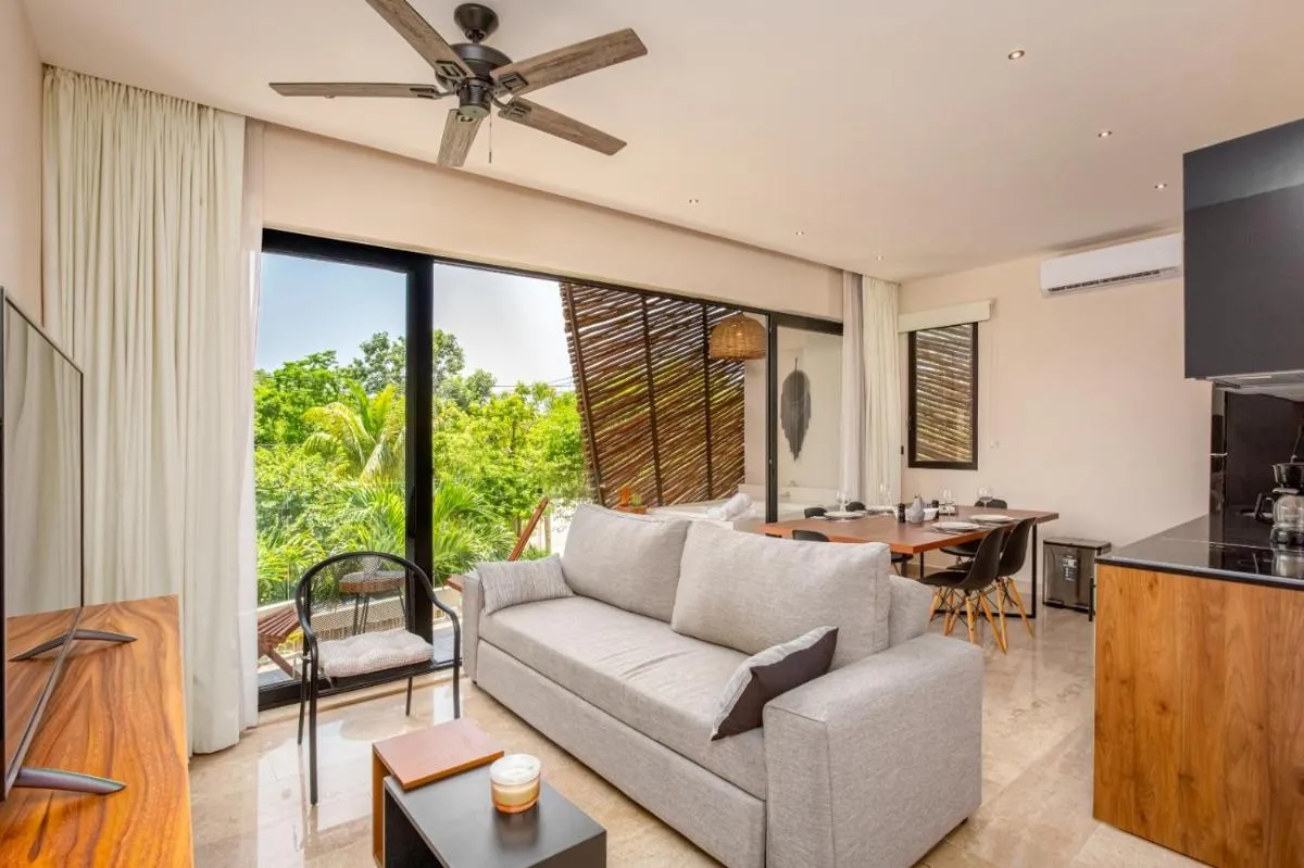 Image 4 of Jungle Sky Jacuzzi Condo Beach Club Access