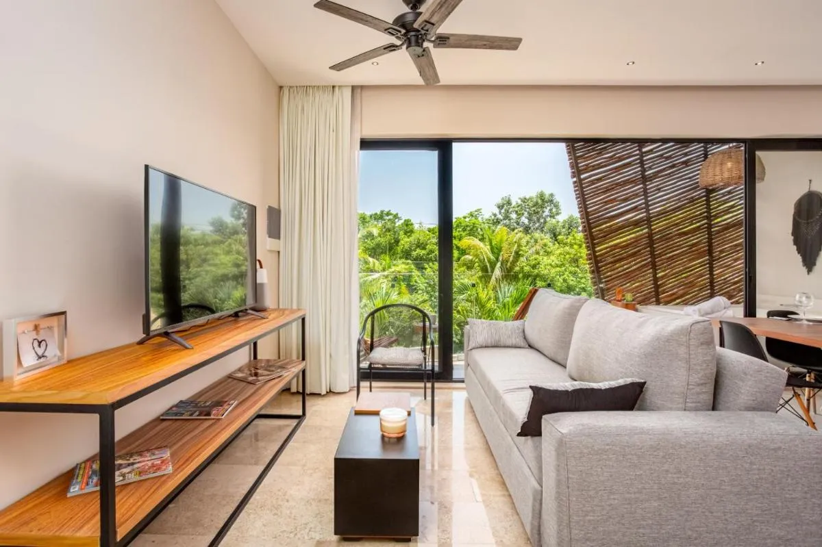 Image 5 of Jungle Sky Jacuzzi Condo Beach Club Access