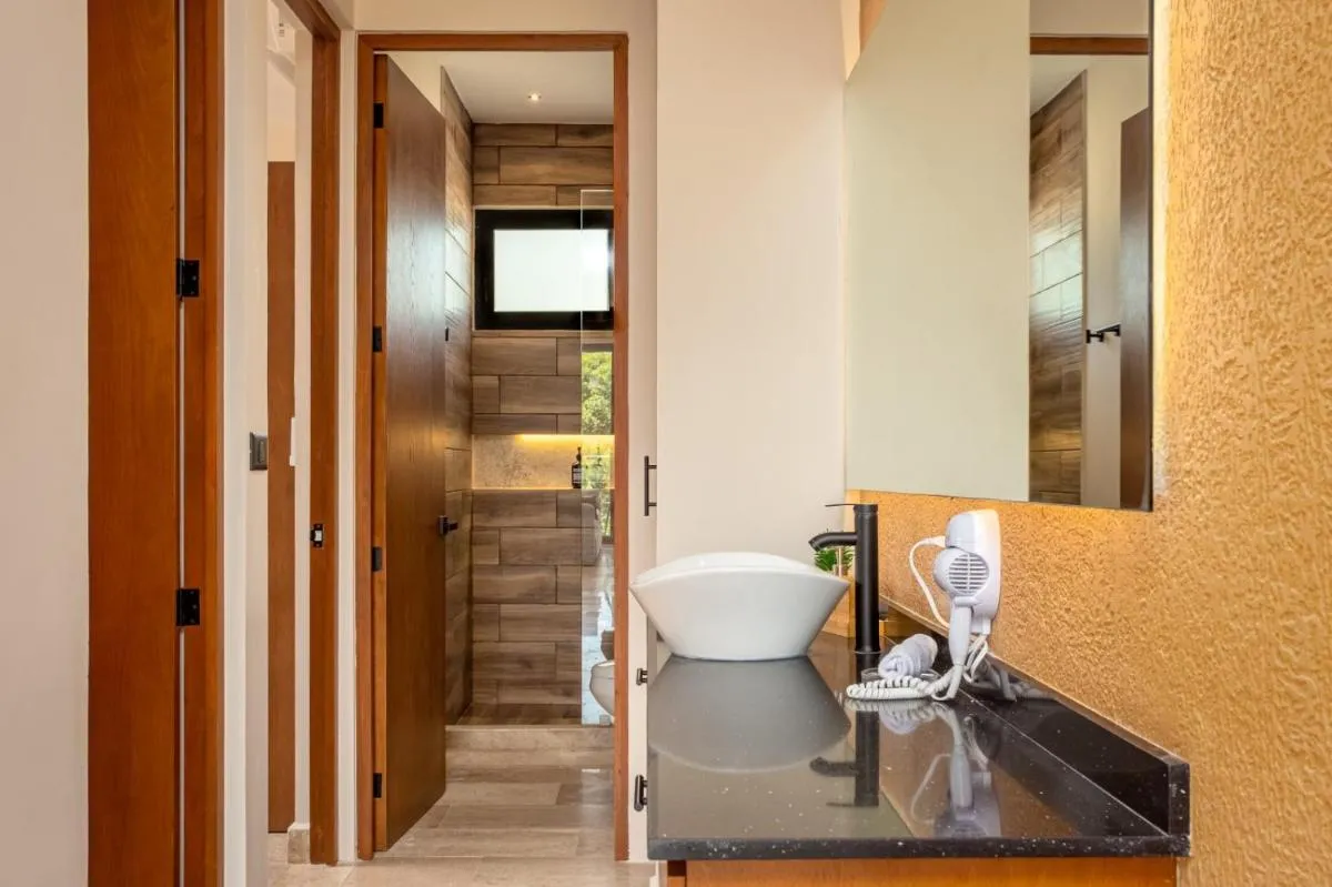 Image 2 of Jungle Sky Jacuzzi Condo Beach Club Access