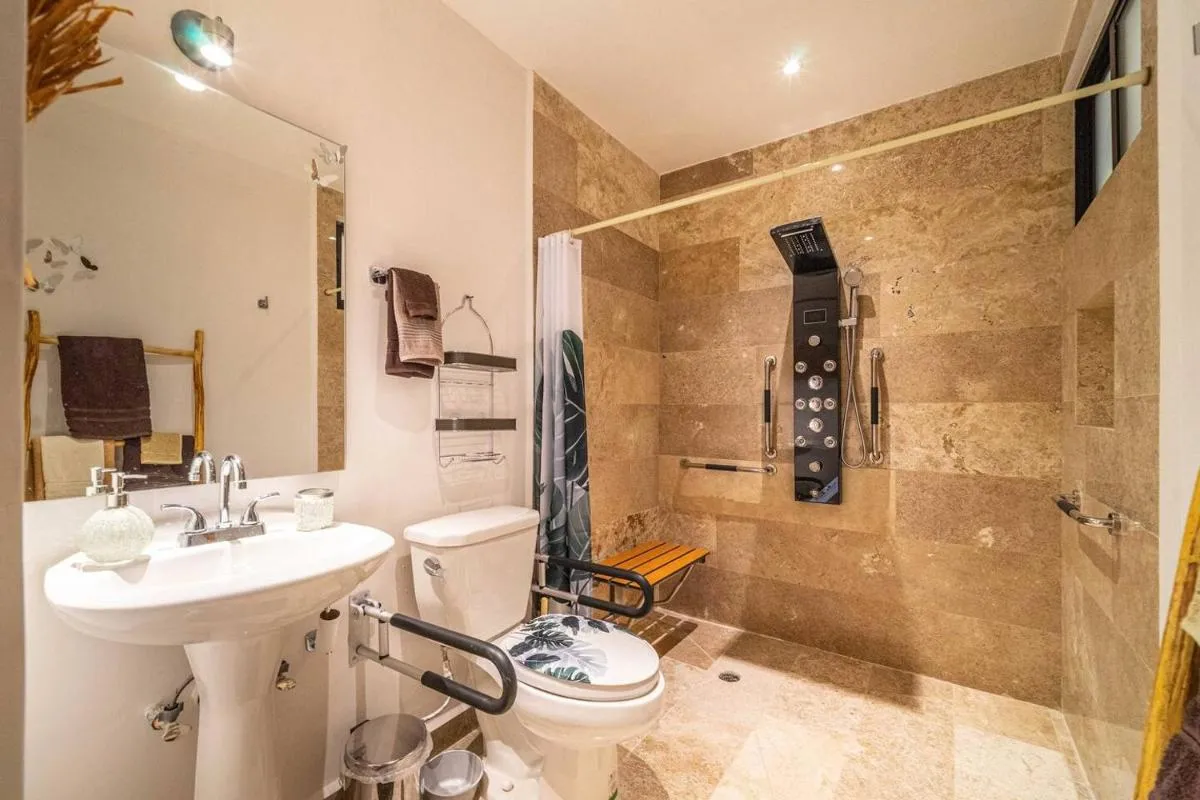 Image 2 of King Suite with Private Balcony, Gym and Rooftop Pool