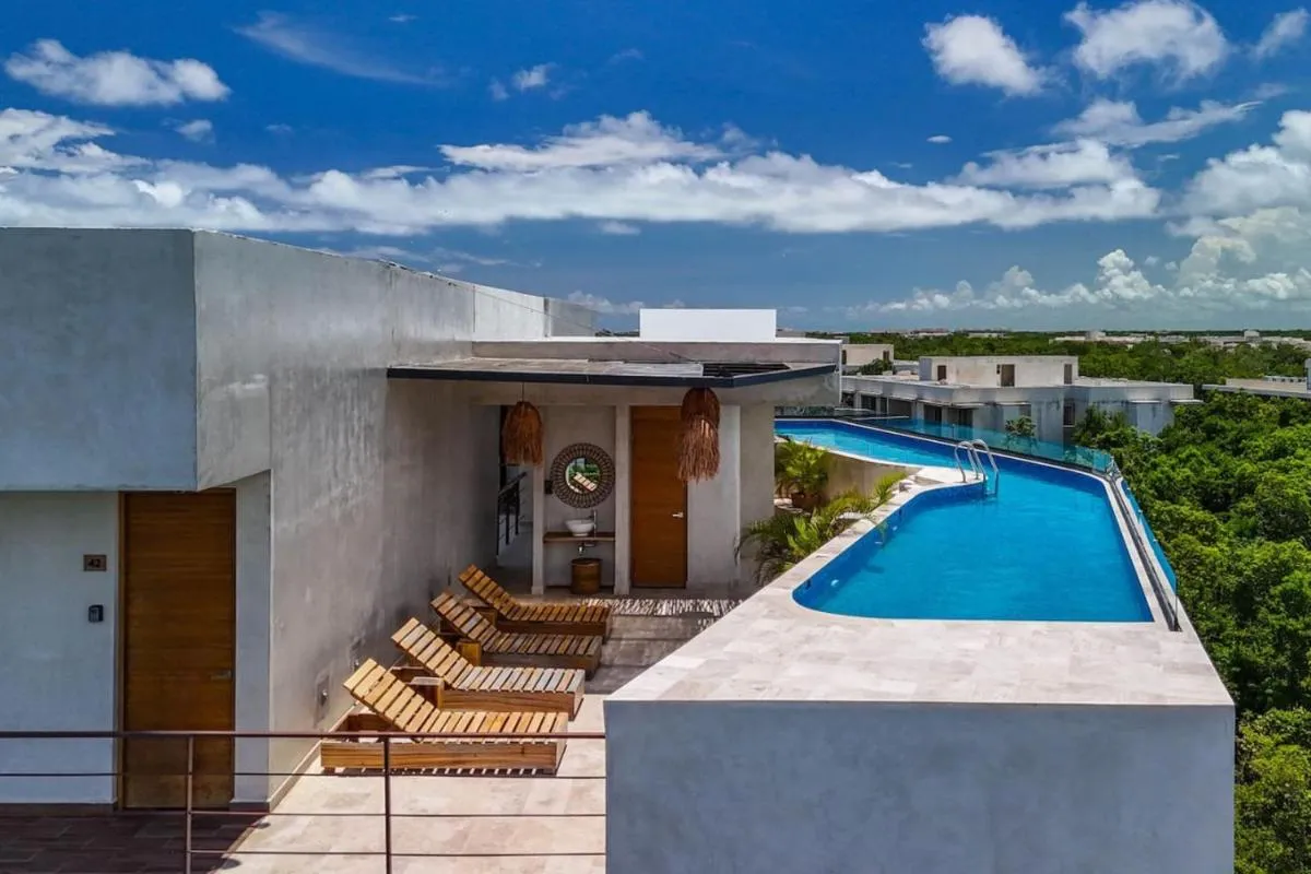 Image 3 of King Suite with Rooftop Pool, Sauna, Gym, Parking