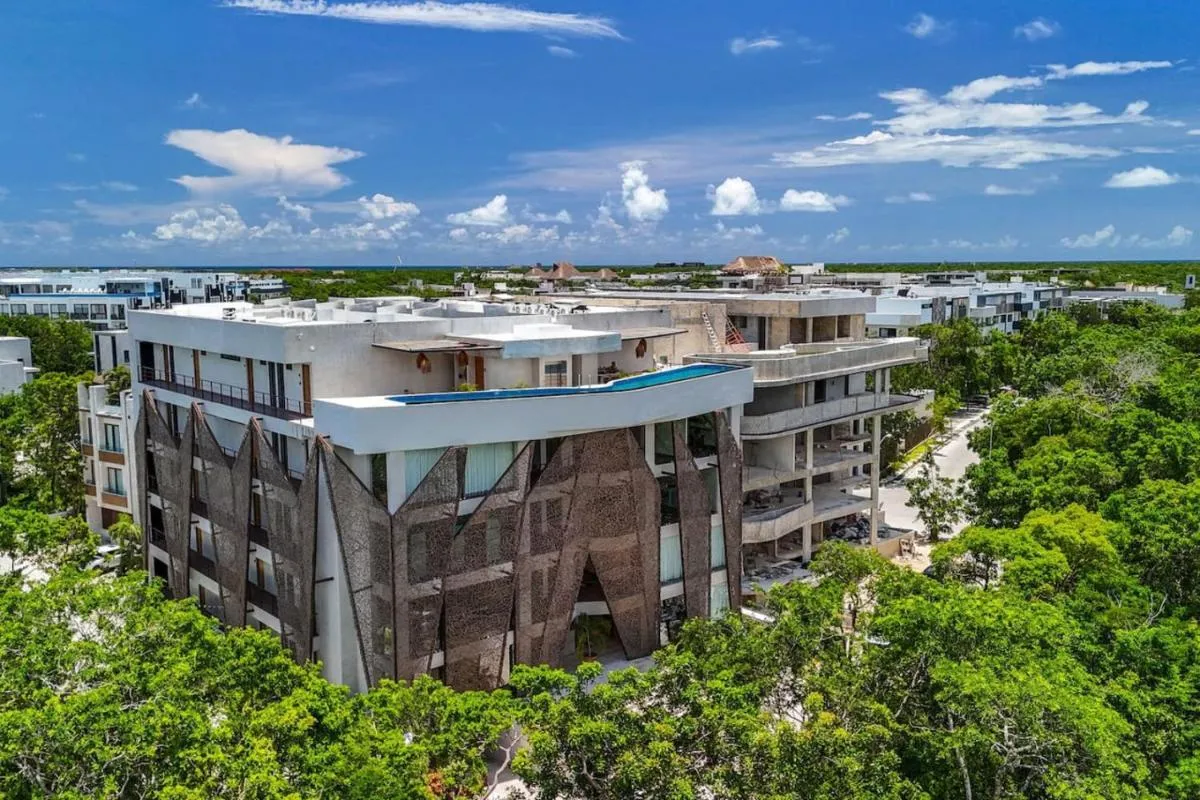 Image 6 of King Suite with Rooftop Pool, Sauna, Gym, Parking