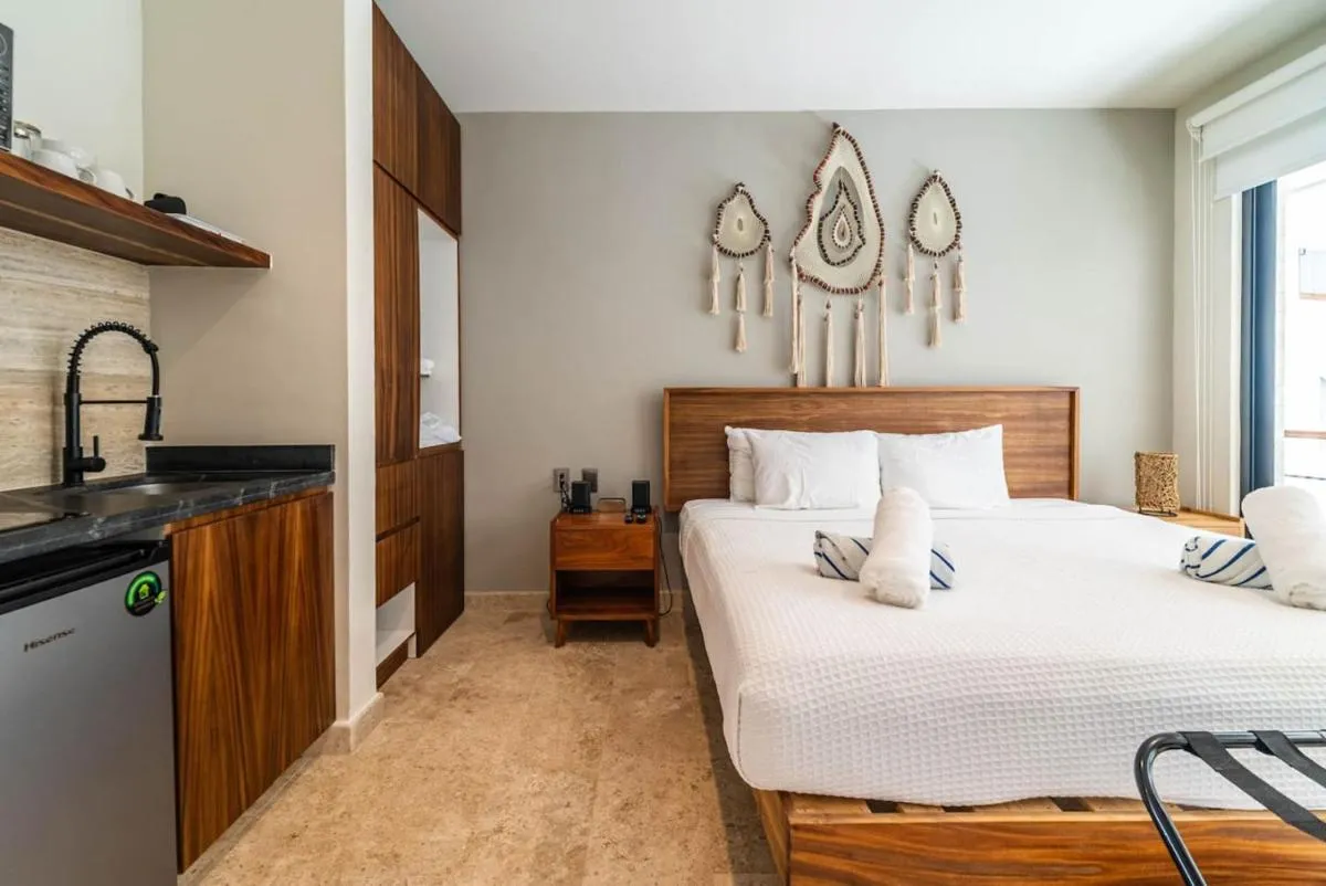 Image 4 of King Suite with Rooftop Pool, Sauna, Gym, Parking