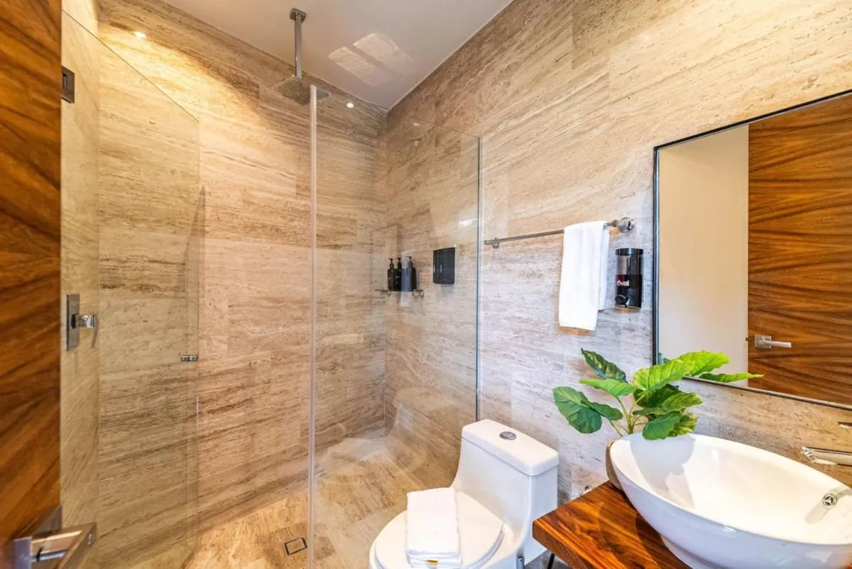 Image 2 of King Suite with Rooftop Pool, Sauna, Gym, Parking