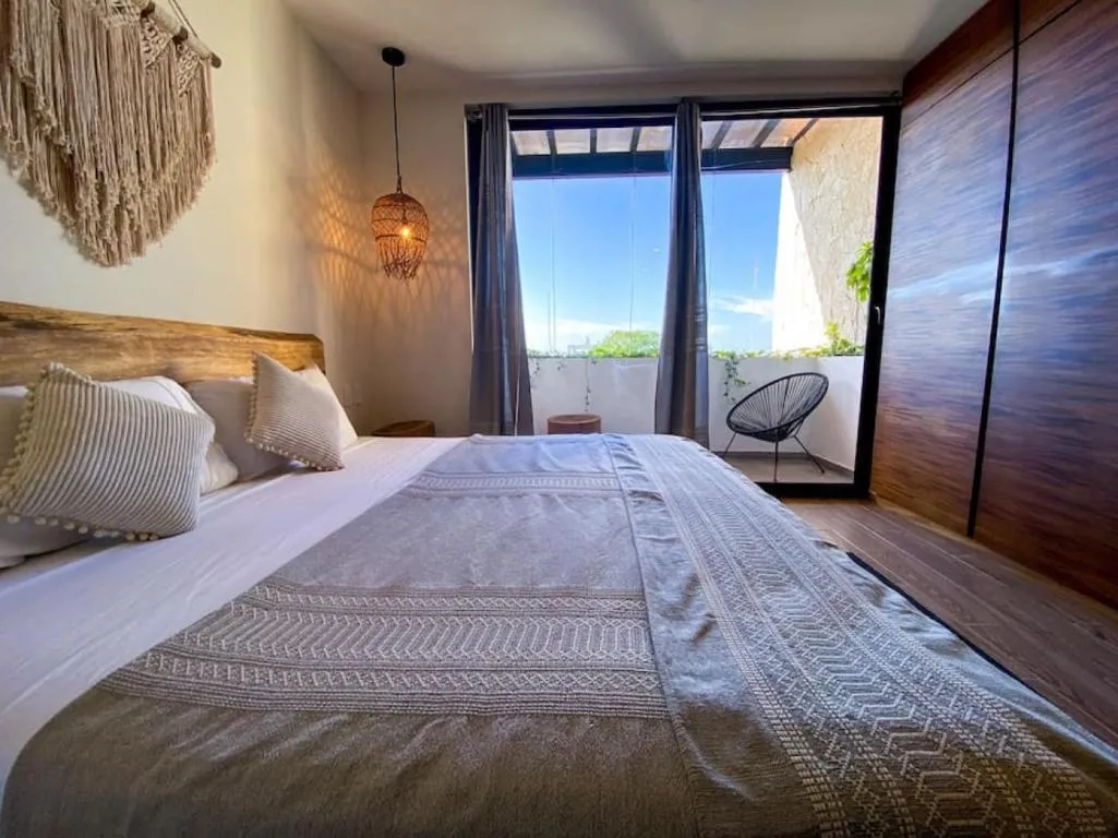 Image of Large Studio Downtown with Pool. Enjoy the Local Vibe