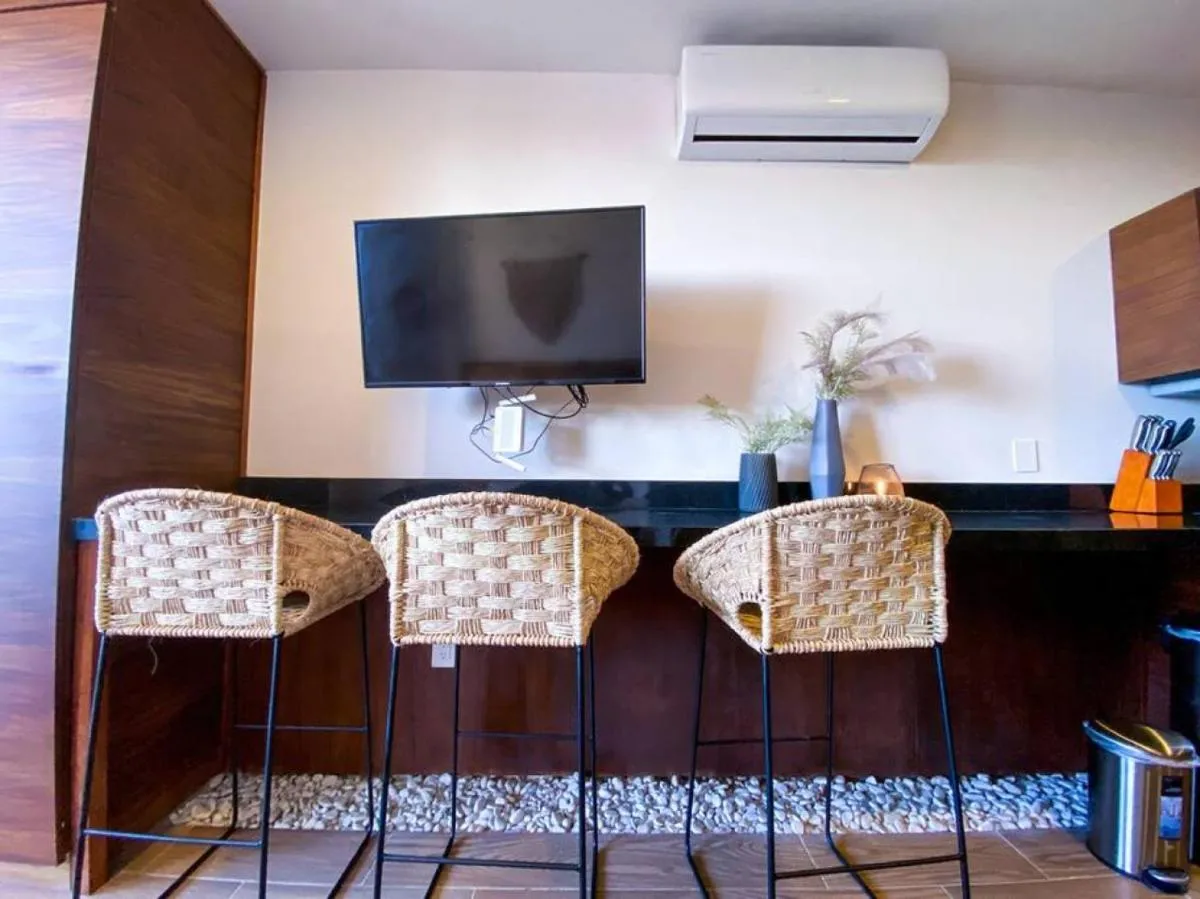 Image 5 of Large Studio Downtown with Pool. Enjoy the Local Vibe