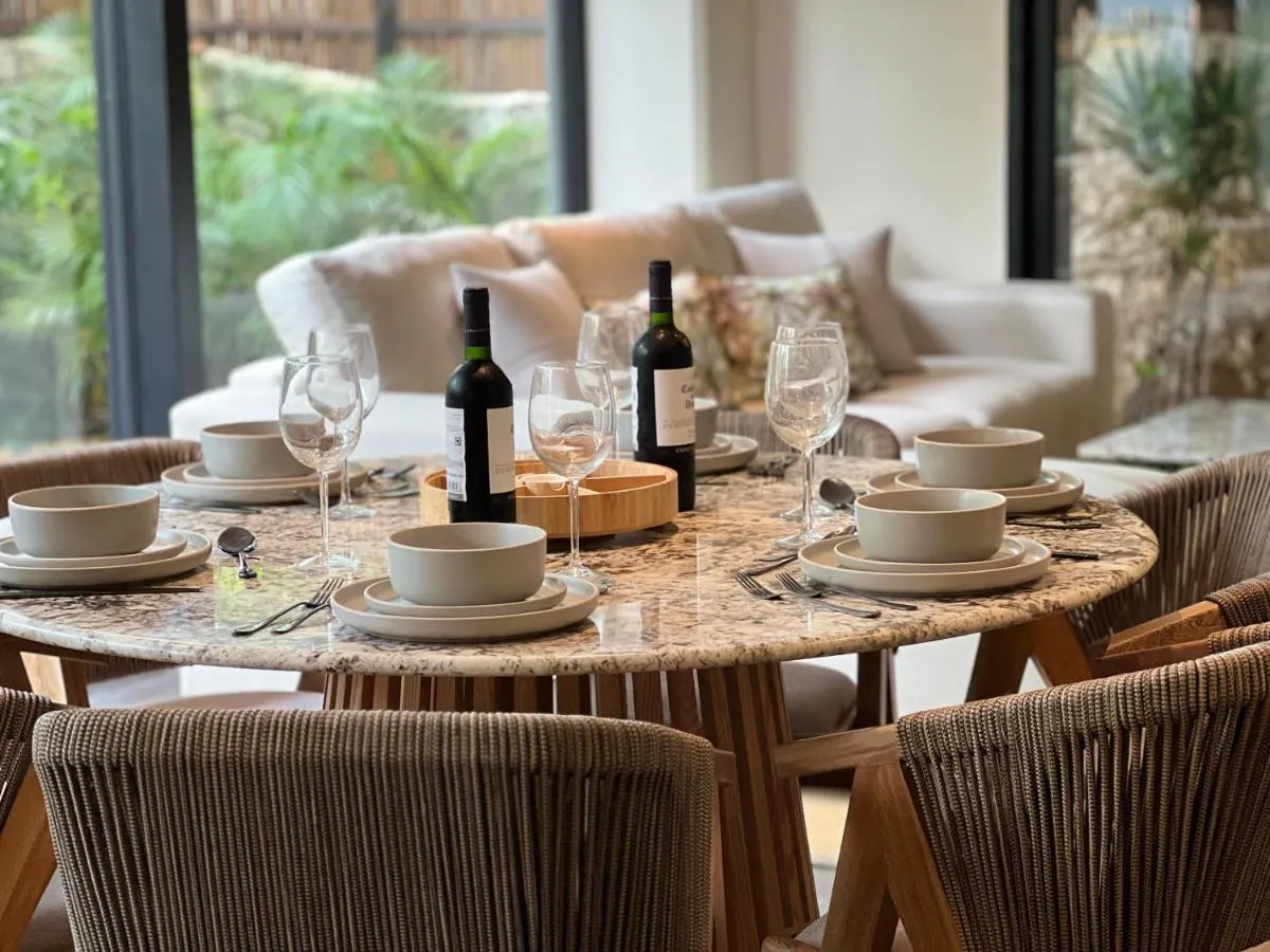 Image 4 of Lovely 2Bedroom apartment serviced + pool & garden