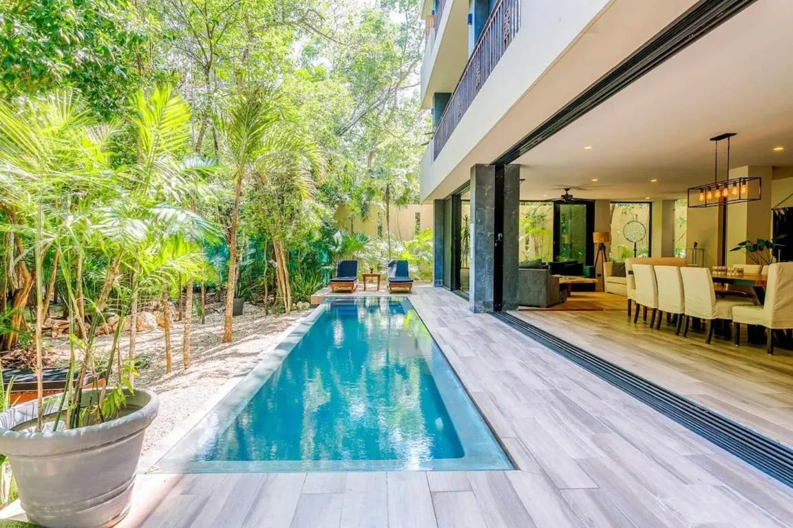 Image of Luxurious Oasis Jacuzzi with Art Gallery and Pool