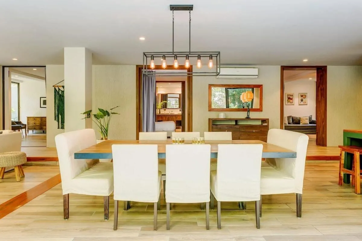 Image 4 of Luxurious Oasis Jacuzzi with Art Gallery and Pool