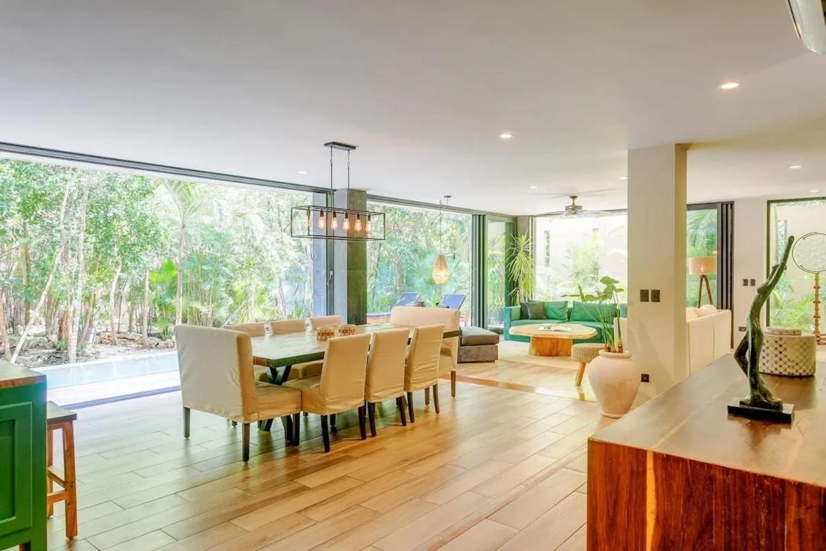 Image 3 of Luxurious Oasis Jacuzzi with Art Gallery and Pool