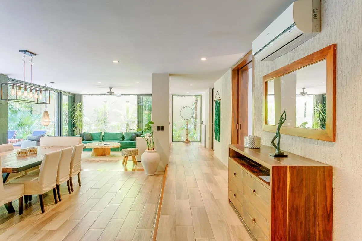 Image 1 of Luxurious Oasis Jacuzzi with Art Gallery and Pool